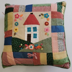 MY DOLL - Cuscino ricamato "Casetta"